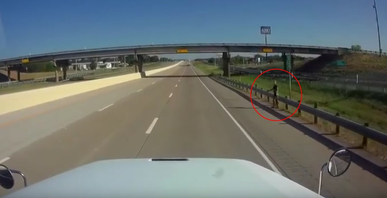 В Техасе вдоль дороги ходил гуманоид (видео)