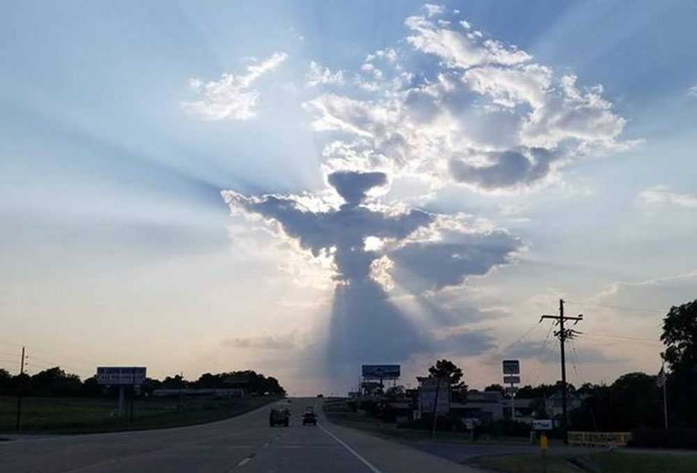 В небе над Техасом парил ангел из облаков