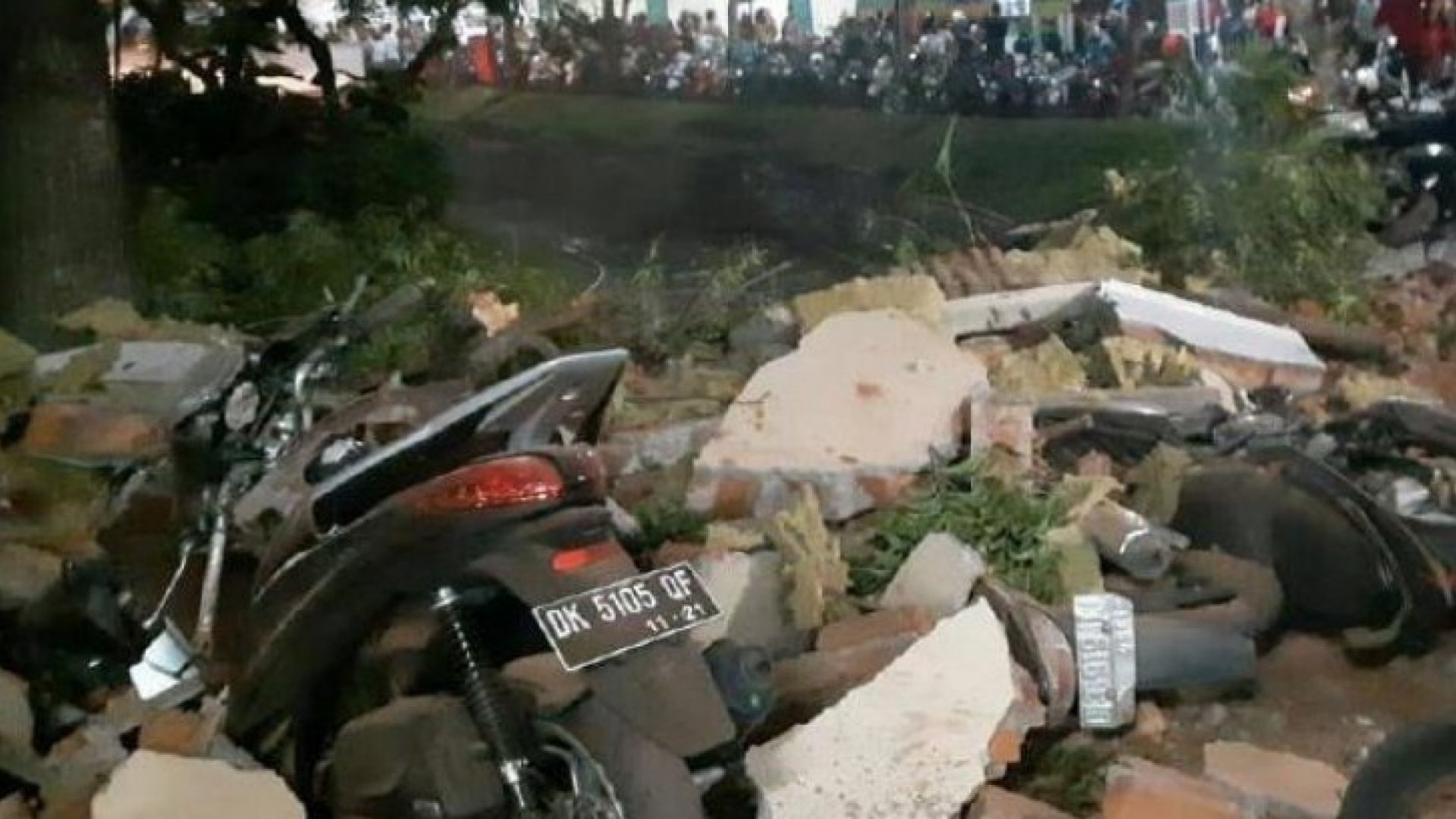 Землетрясение в Индонезии забрало жизни 105 человек