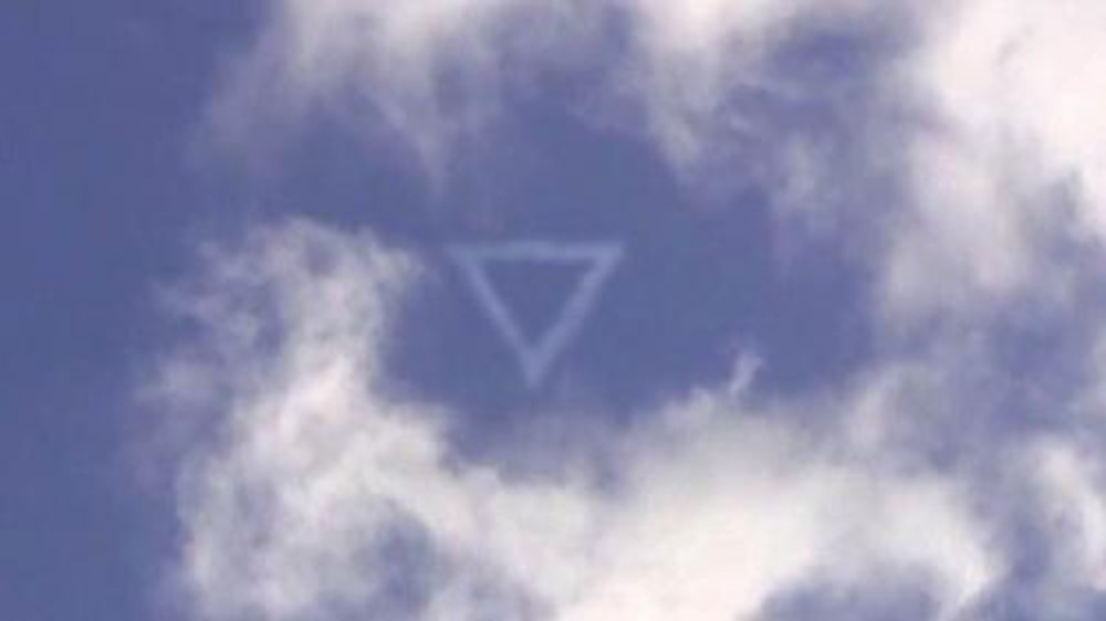 "Знаки пришельцев": жители США и Канады видят треугольные облака