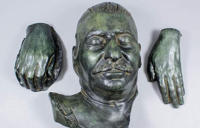 "Нашел на чердаке деда": посмертную маску Иосифа Сталина продали на аукционе в Англии