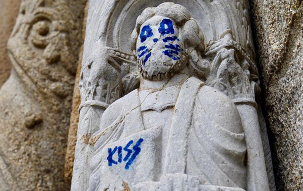 В Испании вандалы дорисовали усы древней скульптуре 12 века