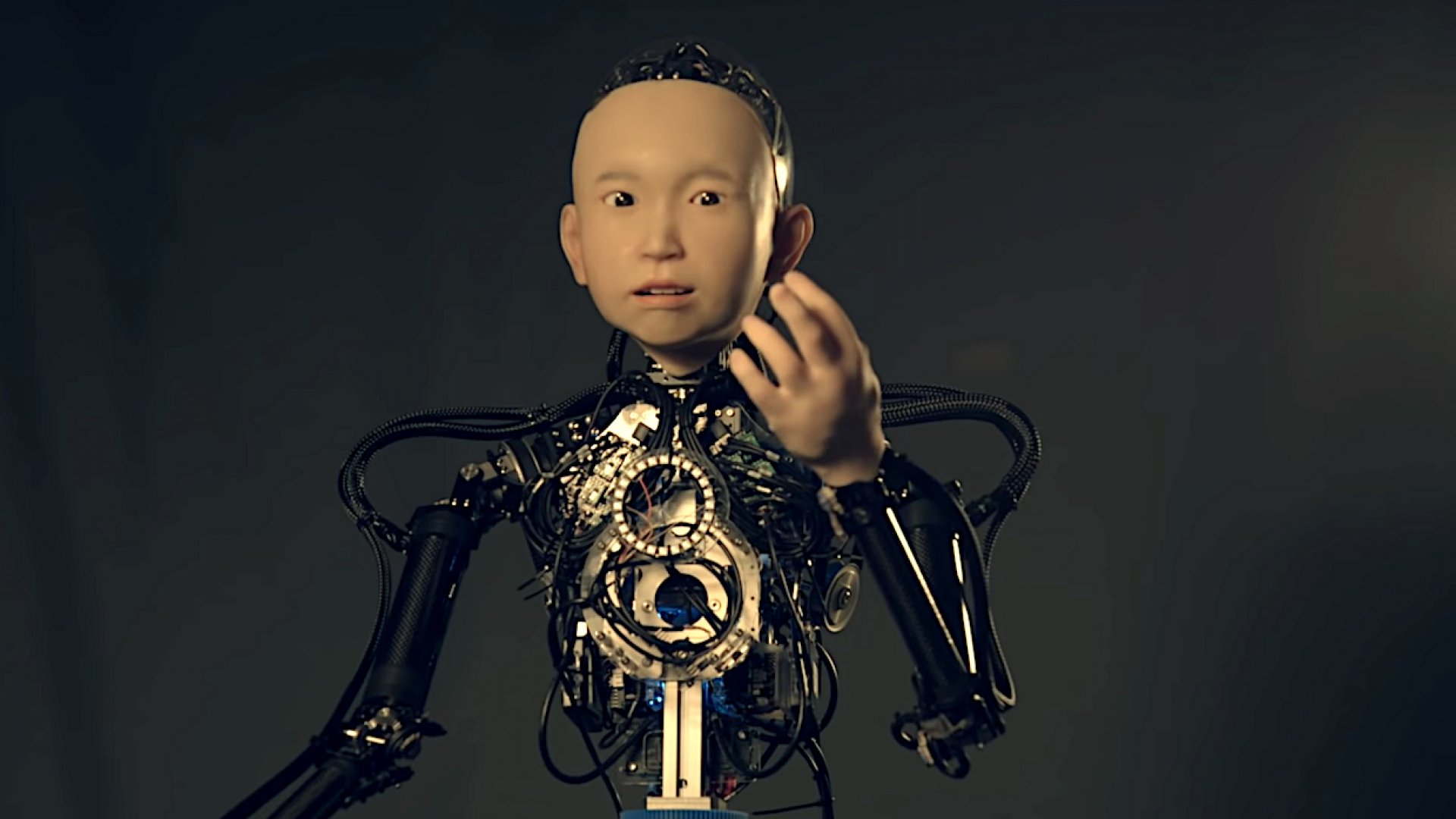 Японский разработчик создал уникального ребенка-робота с реалистичной мимикой лица (видео)