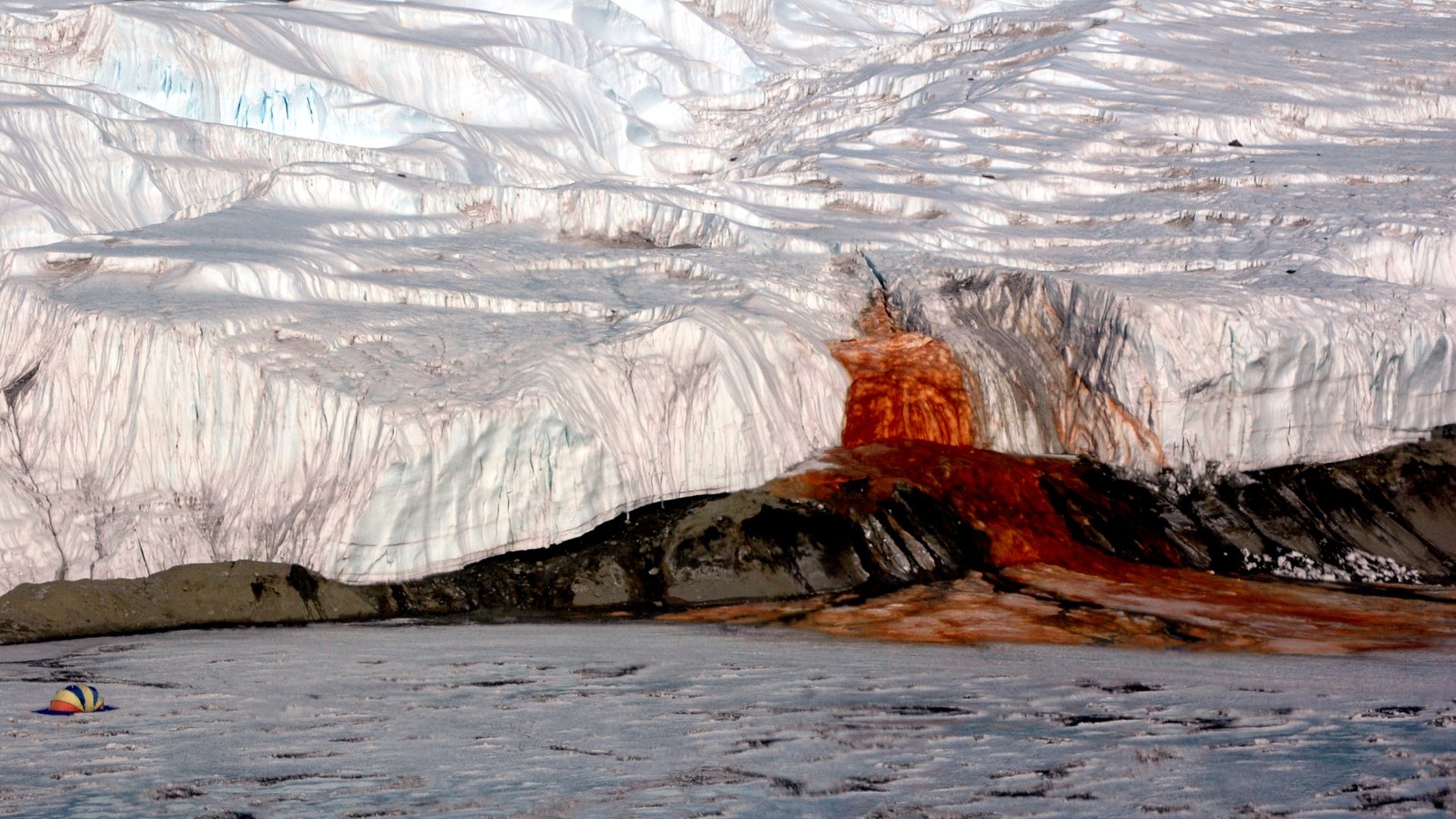 Ученые: "Кровавый водопад" из Антарктиды позволит лучше освоить космос