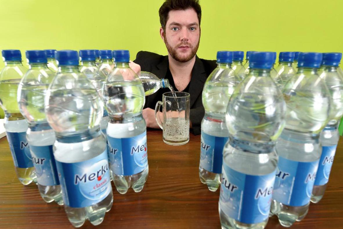 Редкая болезнь заставляет мужчину выпивать около 20 литров воды день