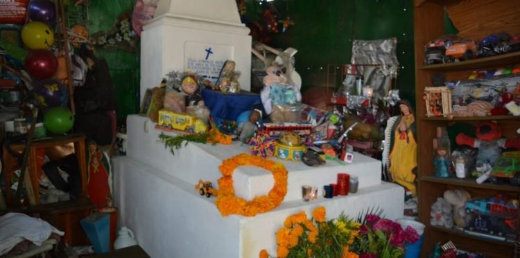 В Мексике почитают умершего ребенка, могила которого считается чудотворной