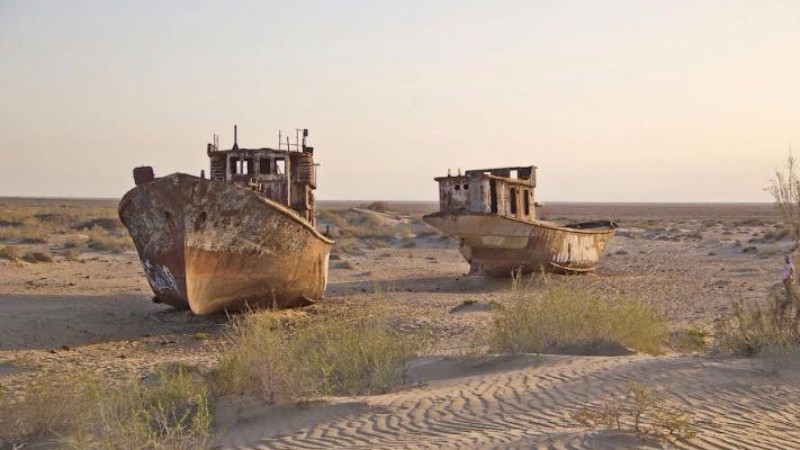 Посреди пустыни в Казахстане обнаружили два корабля