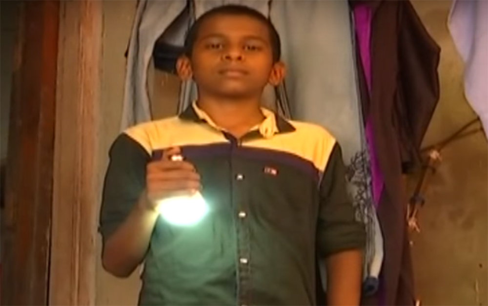 Индийский мальчик зажигает лампочку одним прикосновением