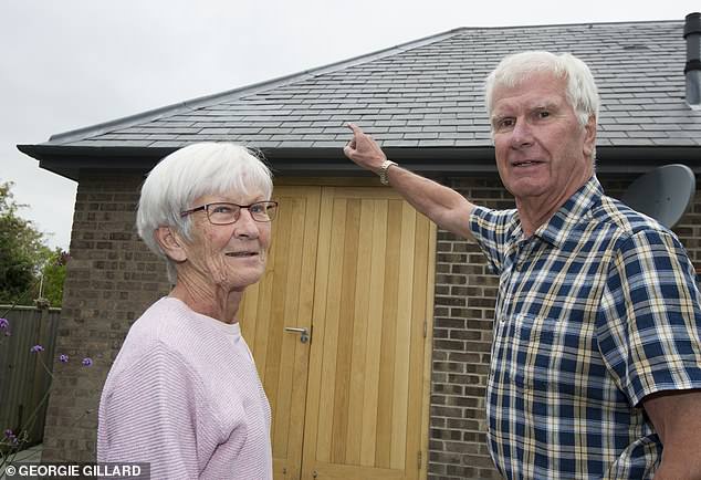 В Великобритании на дом пенсионеров свалились глыбы льда