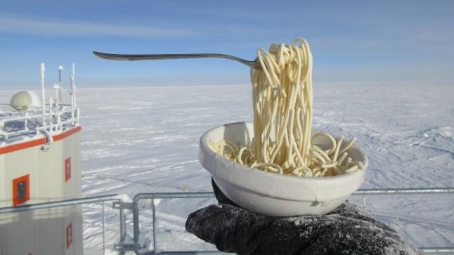 Полярники показали во что превращается варенные спагетти при 60-градусном морозе
