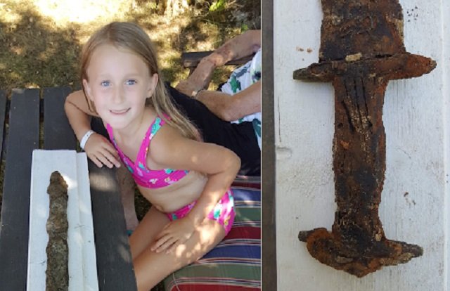 Девочка из Швеции у озера нашла древний меч викингов