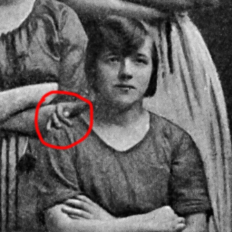 На старинной фотографии обнаружили жуткую руку