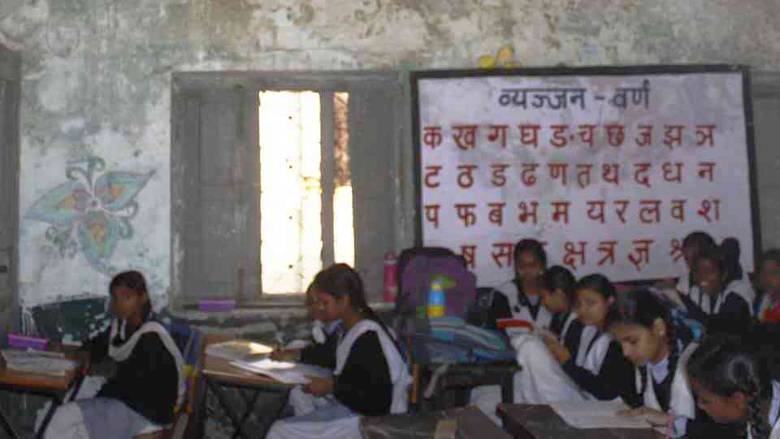 В индийской школе одержимость стала заразной, неадекватное поведение наблюдается у 14 человек