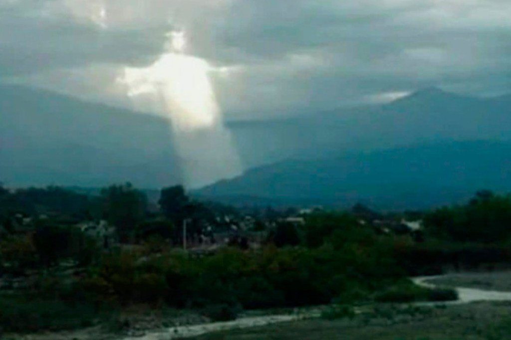"Скоро Господь придет за всеми нами": В небе над Аргентиной появилась фигура Иисуса Христа