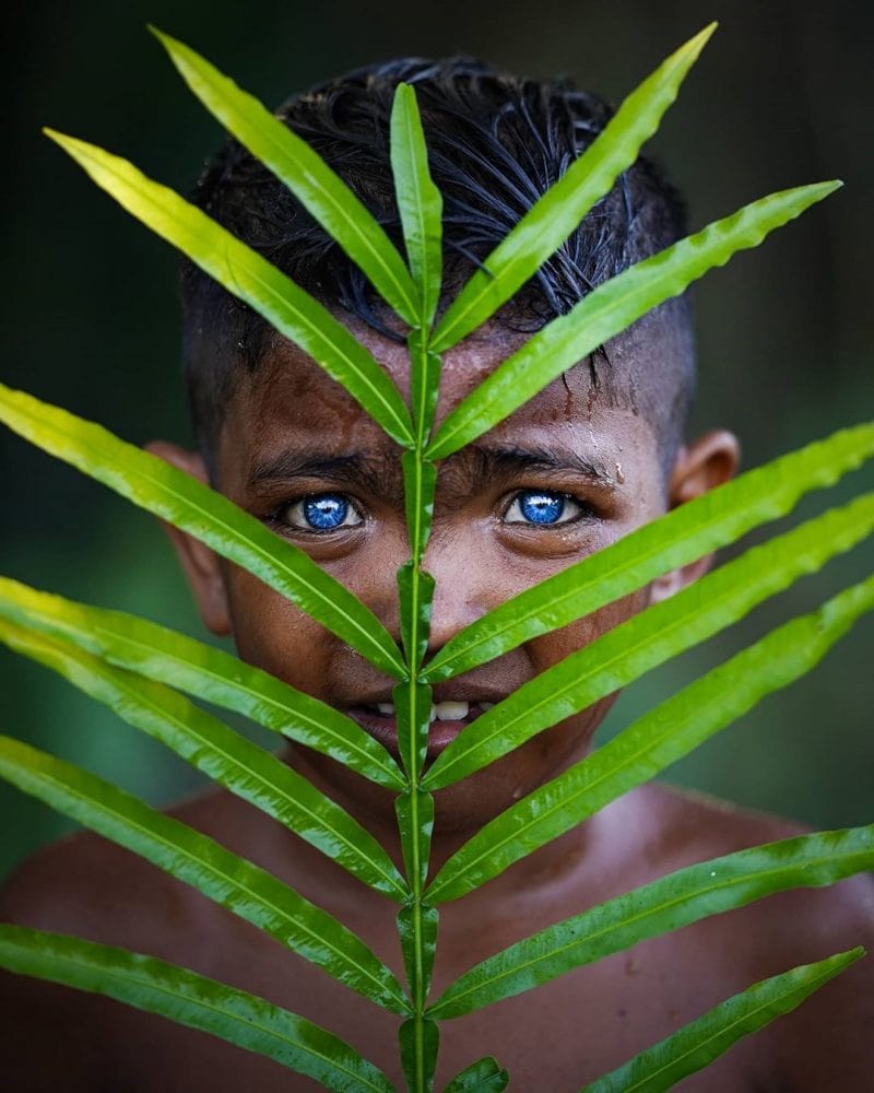 У жителей острова Бутон глаза аномально синего цвета
