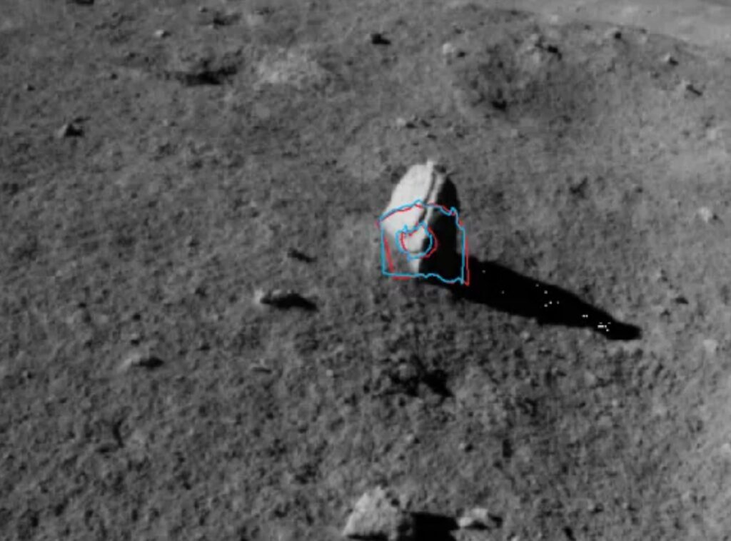 На Луне обнаружен камень необычной формы, похожий на осколок метеорита