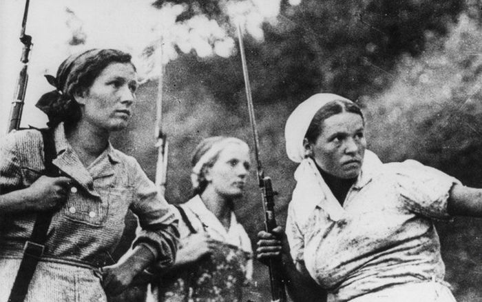 «Только бы в мужских трусах не помереть»: позорные факты про быт женщин во время войны