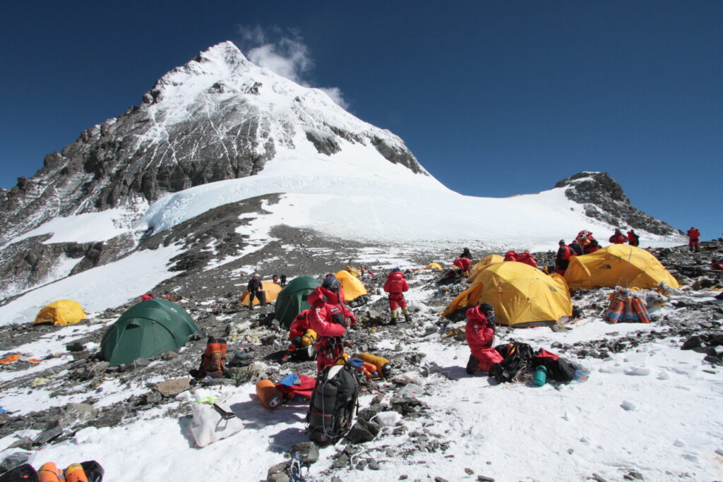 А вы знали почему на самом деле с Эвереста не убирают тела погибших альпинистов?