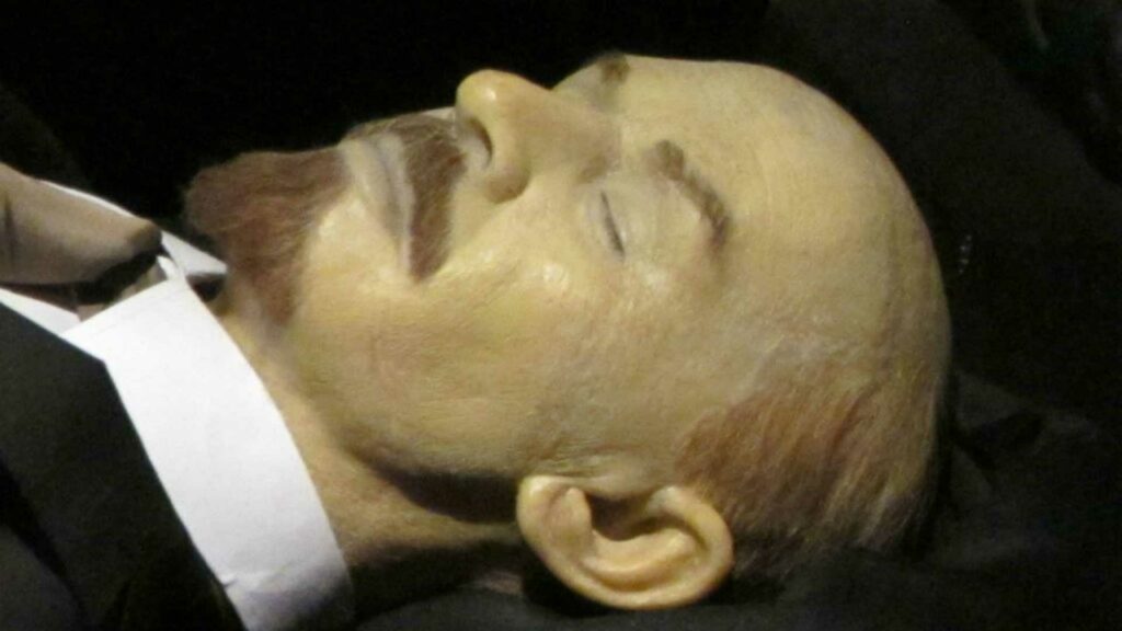 Лежит другой человек?: какие тайны скрывает Мавзолей Ленина