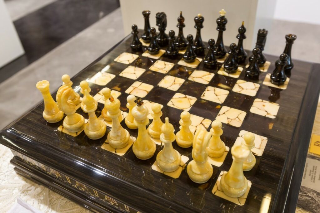 Тайна янтарных шахмат: почему за ними гоняются иностранцы?