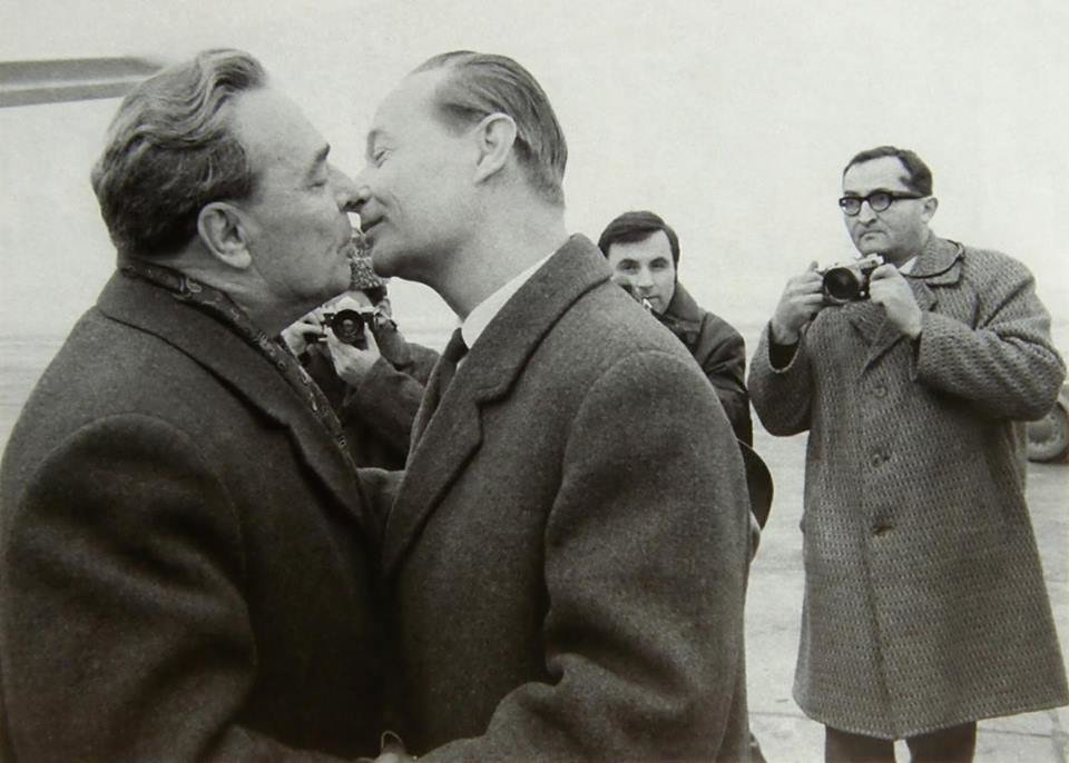 Почему Брежнев целовался с мужчинами: в СССР это не разглашали
