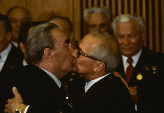 Почему Брежнев целовался с мужчинами: в СССР это не разглашали