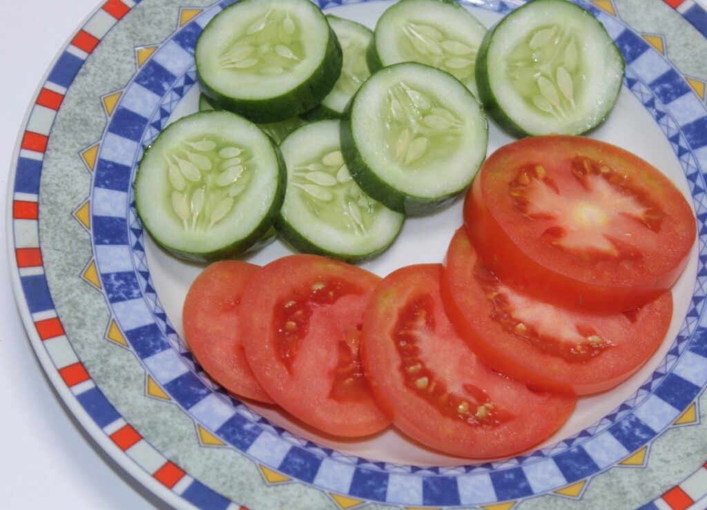 Больше вреда, чем пользы: что творится в теле, когда вы едите салат из помидоров и огурцов