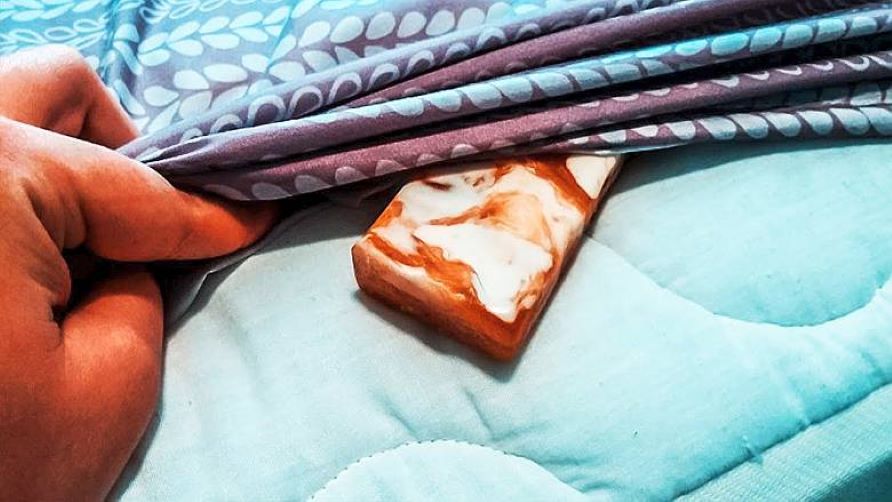 Знающие люди перед сном всегда кладут мыло под подушку: зачем они так делают?