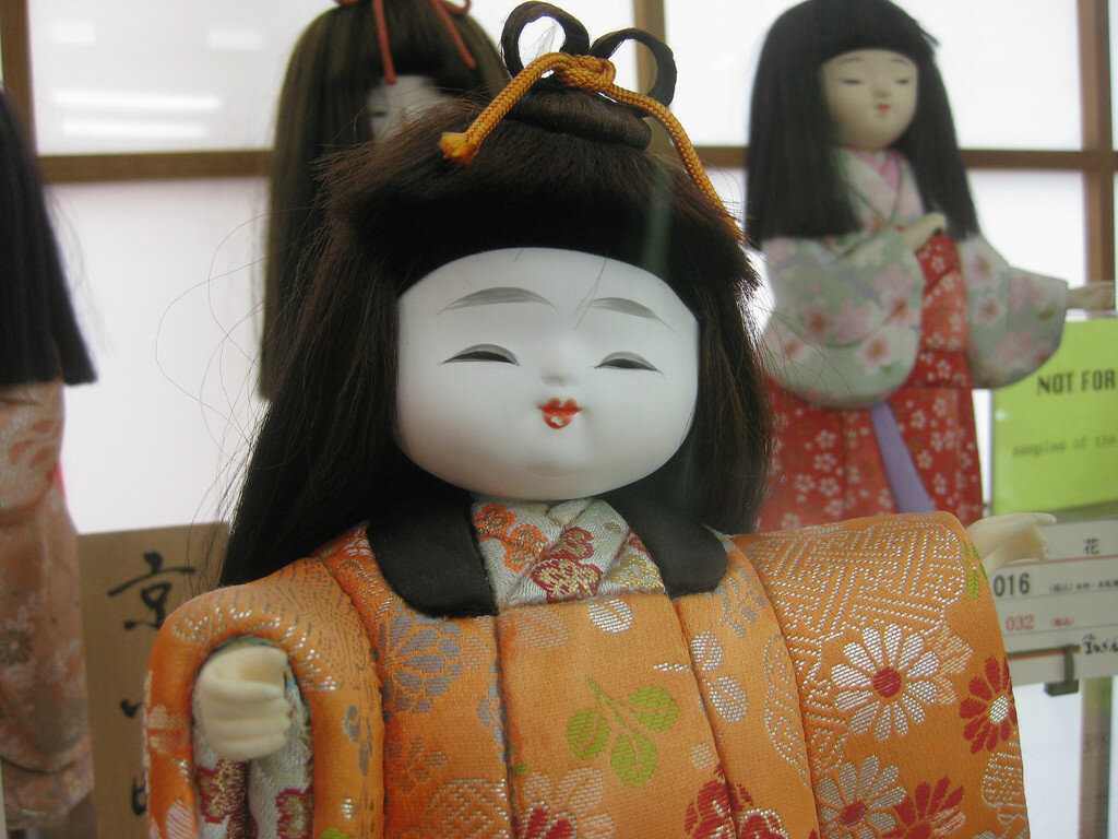 Жуткая история японской куклы Окику: почему у нее постоянно растут волосы?
