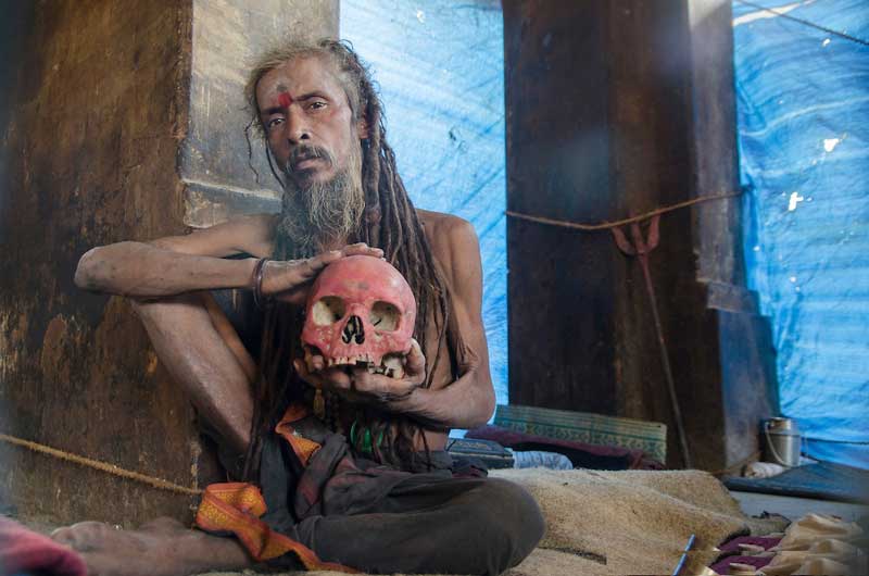 Как живут поедатели трупов агхори : это страшнее фильмов ужасов